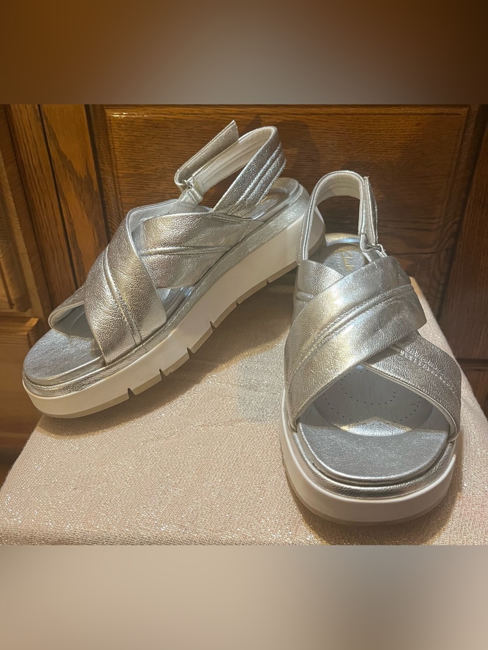 Clark’s Artisan Tuscan Cross Silver Leather Women’s Sandals Contour Cushion 9.5